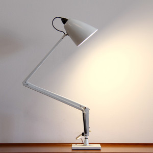 white planet desk lamp_side